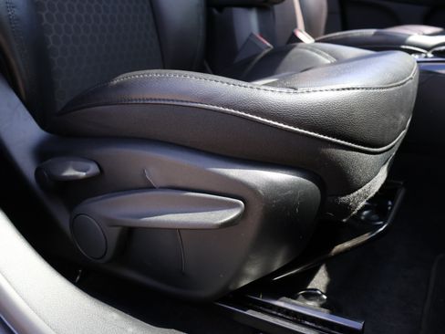 Used 2018 Jeep Compass Latitude FWD image 9