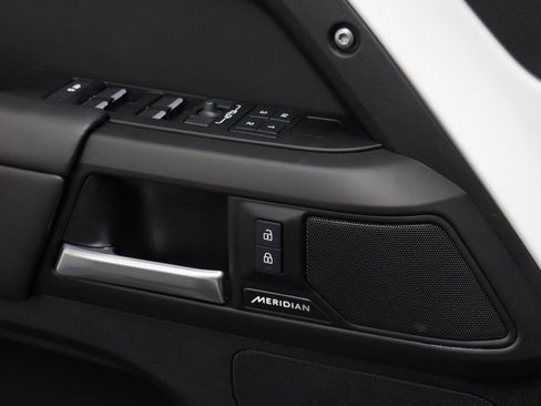 Used 2025 Land Rover Defender 110 S image 7