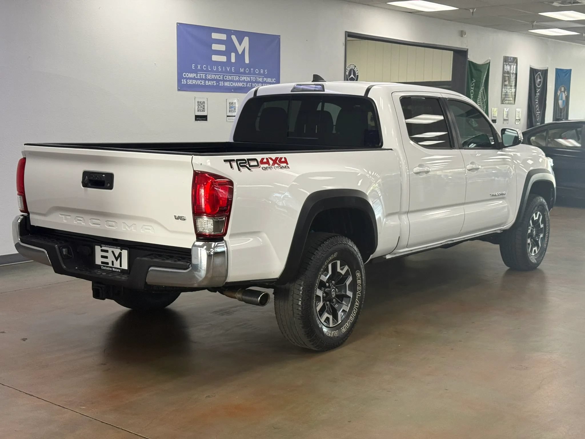 Used 2017 Toyota Tacoma TRD Off-Road w/ Tow Package AWD/4WD image 7