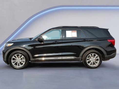 Used 2021 Ford Explorer XLT w/ Equipment Group 202A AWD/4WD image 2