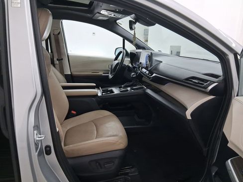Used 2021 Toyota Sienna Limited image 34