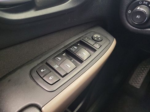 Used 2017 Jeep Cherokee Latitude FWD image 27