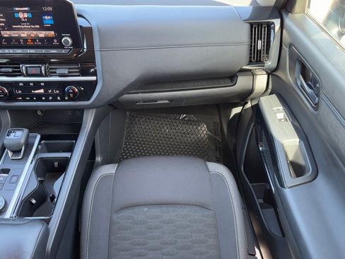 Used 2025 Nissan Pathfinder SV image 15