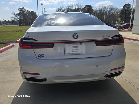 Used 2021 BMW 740i w/ Premium Package image 4