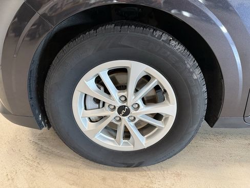 Used 2022 Kia Carnival LX image 9