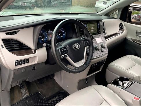Used 2017 Toyota Sienna XLE w/ XLE Navigation Package image 18