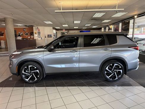 Used 2024 Mitsubishi Outlander SE Black Edition image 2