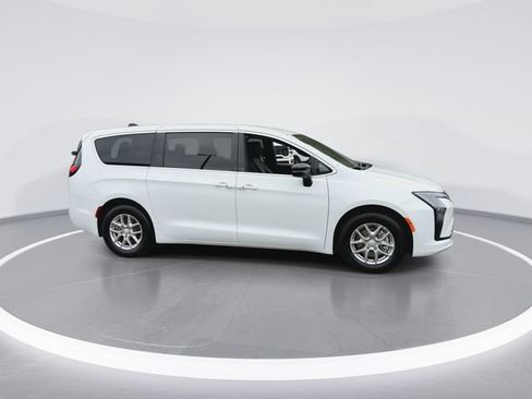 New 2027 Chrysler Pacifica Select FWD image 2