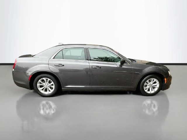Used 2015 Chrysler 300 Limited RWD image 4