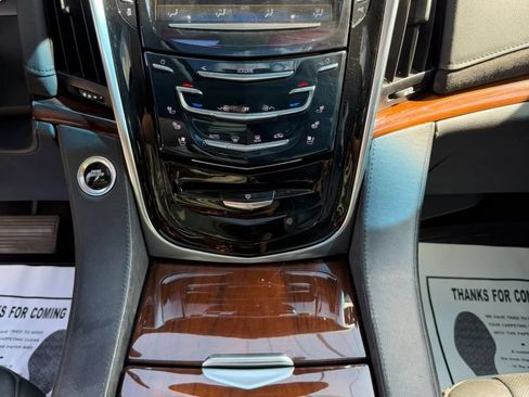 Used 2020 Cadillac Escalade ESV Luxury AWD/4WD image 18