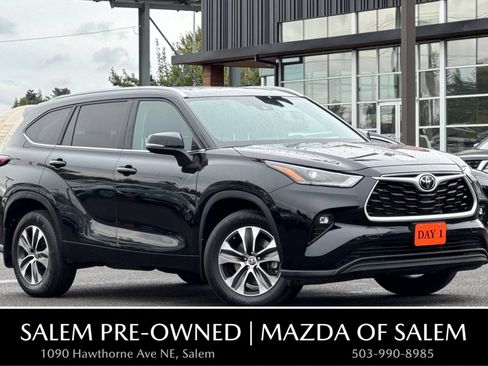 Used 2024 Toyota Highlander XLE AWD/4WD image 1