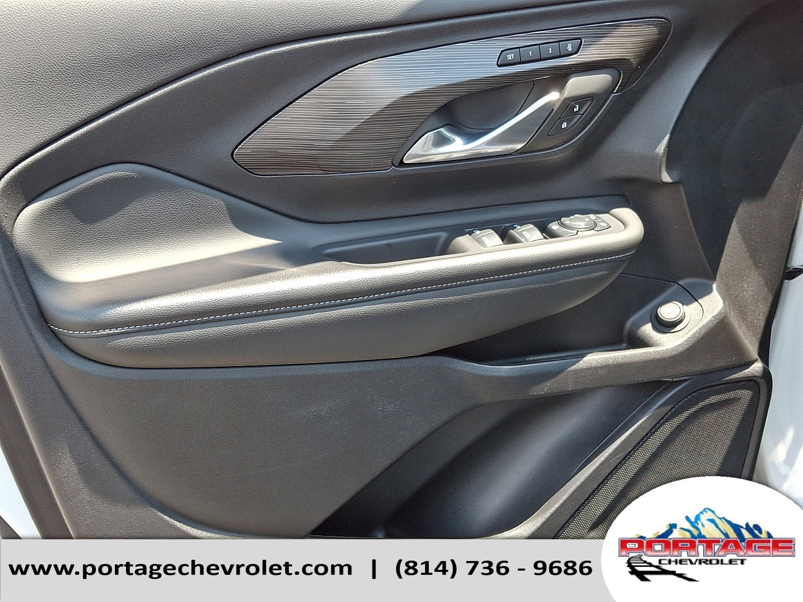 Used 2024 GMC Terrain SLT AWD/4WD image 16