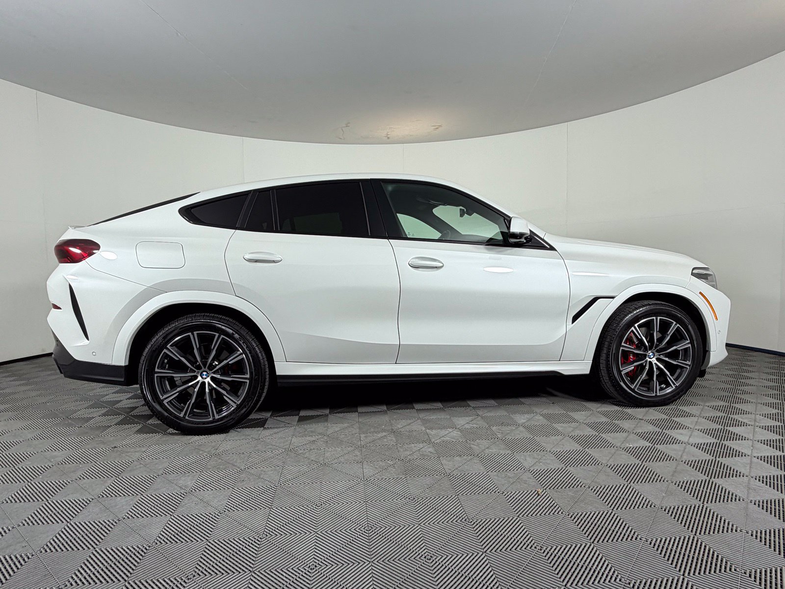 Used 2022 BMW X6 xDrive40i w/ M Sport Package AWD/4WD image 10