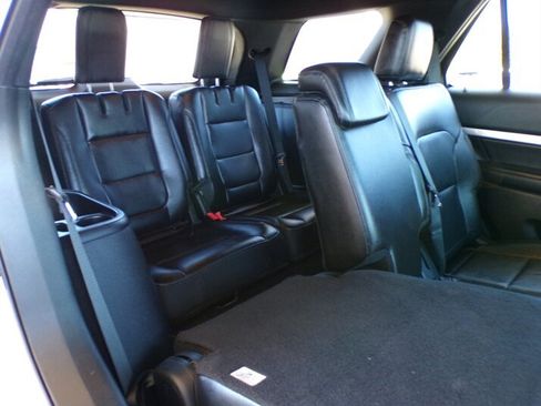 Used 2017 Ford Explorer XLT w/ Equipment Group 202A FWD image 23