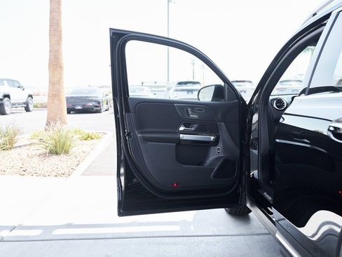 Used 2025 Mercedes-Benz GLB 250 4MATIC w/ Exclusive Package image 17