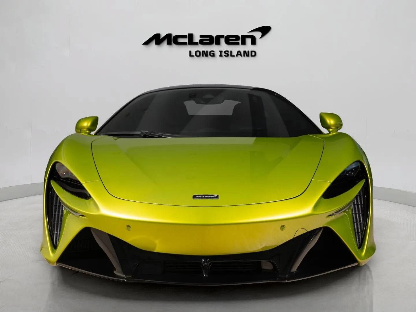 Used 2023 McLaren Artura RWD image 2