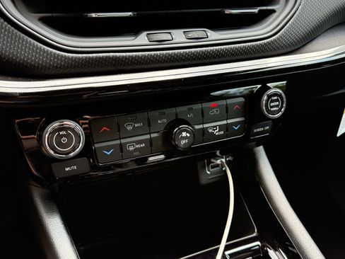 New 2025 Jeep Compass Limited w/ Sun & Sound Group image 24