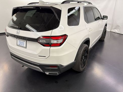 Used 2024 Honda Pilot Touring image 9