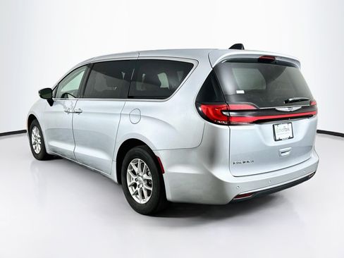 Used 2024 Chrysler Pacifica Touring-L FWD image 5