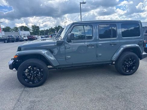 Used 2025 Jeep Wrangler Unlimited Sahara w/ Safety Group AWD/4WD image 5
