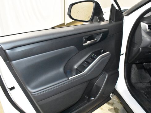 Used 2025 Toyota Highlander XLE FWD image 22