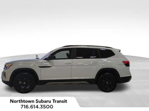 Used 2025 Volkswagen Atlas Peak Edition SE AWD/4WD image 2