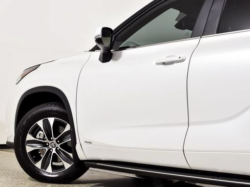 Used 2025 Toyota Highlander XLE AWD/4WD image 19