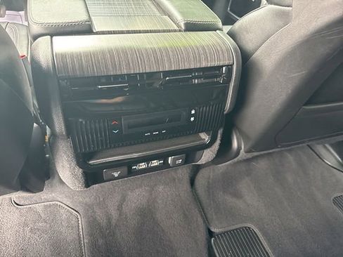 Used 2024 Jeep Wagoneer L Series II RWD image 11