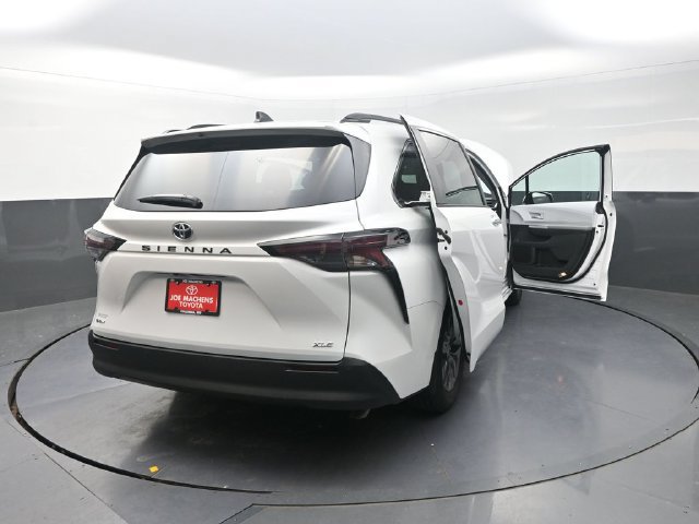 Used 2026 Toyota Sienna XLE FWD image 43