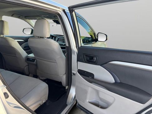 Used 2018 Toyota Highlander LE AWD/4WD image 18