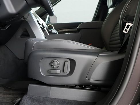 Used 2025 Land Rover Discovery Metropolitan Edition image 79