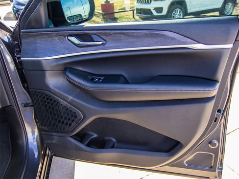 New 2025 Jeep Grand Cherokee Limited image 18