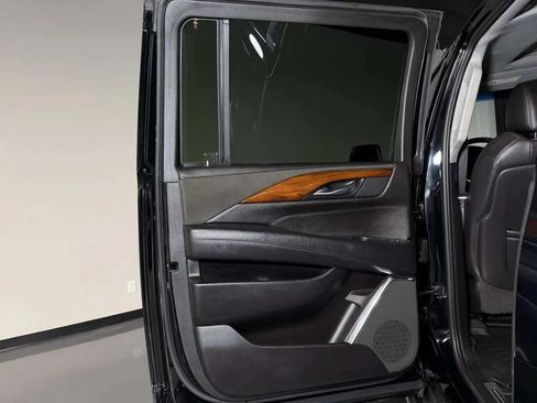Used 2017 Cadillac Escalade ESV Premium Luxury RWD image 18