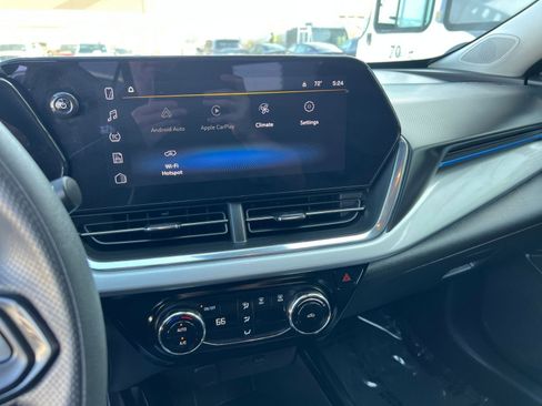 Used 2025 Chevrolet Trax LT FWD image 17