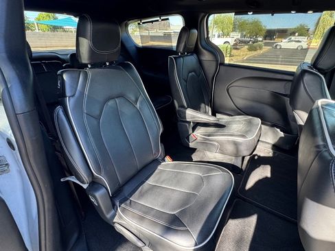Used 2025 Chrysler Pacifica Limited FWD image 11