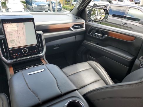 Used 2025 GMC Yukon Denali AWD/4WD image 19