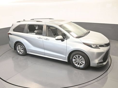 Used 2024 Toyota Sienna XLE FWD image 55