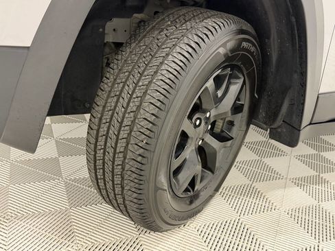 Used 2015 Jeep Cherokee Trailhawk w/ Comfort/Convenience Group image 18