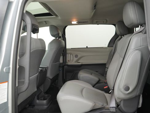 Used 2021 Toyota Sienna XLE AWD/4WD image 20