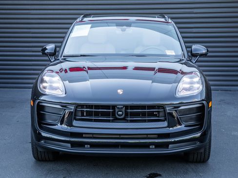 Certified 2025 Porsche Macan image 7