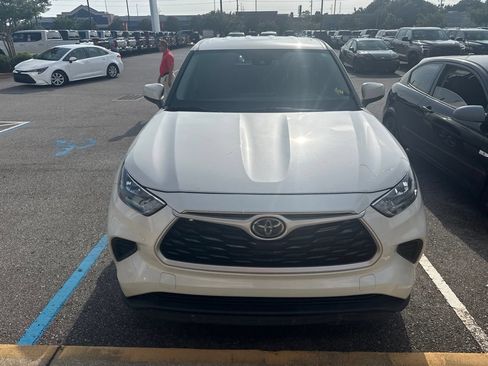Used 2020 Toyota Highlander L FWD image 4