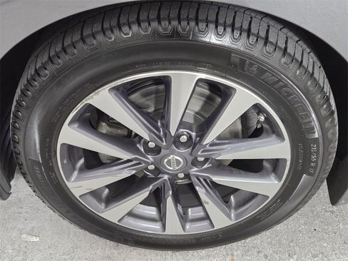 Used 2017 Nissan Altima 2.5 SV w/ Convenience Package image 11