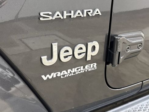 Used 2018 Jeep Wrangler Unlimited Sahara AWD/4WD image 26
