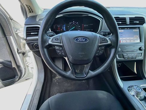Used 2019 Ford Fusion SE FWD image 11