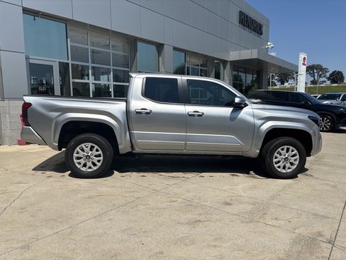 Used 2025 Toyota Tacoma SR5 AWD/4WD image 10