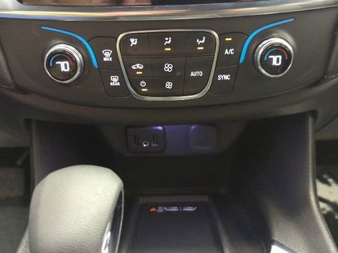 Used 2023 Chevrolet Traverse LT w/ Midnight/Sport Edition image 17