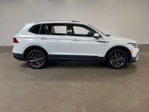 Used 2024 Volkswagen Tiguan SE FWD image 2