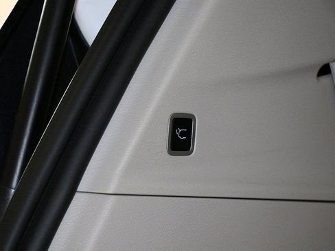 Used 2024 Chrysler Pacifica Select image 31