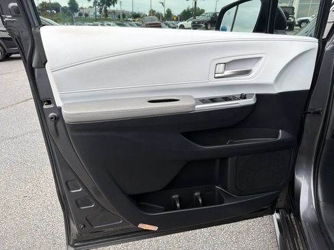 Used 2025 Toyota Sienna XLE FWD image 10