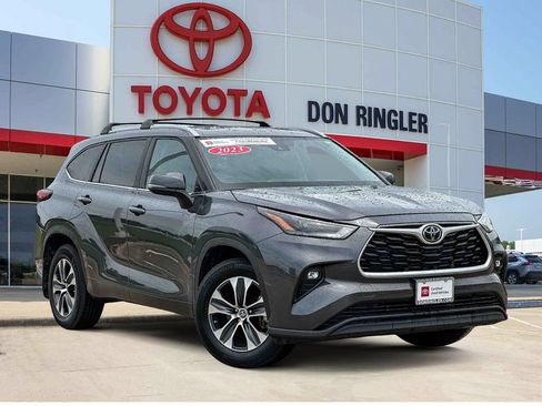 Used 2023 Toyota Highlander XLE AWD/4WD image 1